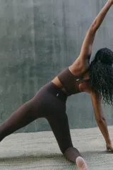 Calza deportiva larga de tiro alto color negro, confeccionada en tejido transpirable y elástico.