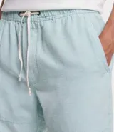 Bermuda casual de hombre color celeste, hecha en tela texturizada, con cintura elástica, cordón, bolsillo trasero con solapa y detalle de costura horizontal en las piernas.