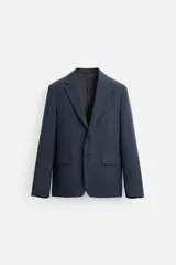 Blazer azul marino de corte recto confeccionado en tejido con lana. Tiene cuello con solapas de muesca, manga larga con puños abotonados, bolsillo de vivo en el pecho, bolsillos de solapa en la cadera, bolsillo interior y cierre frontal con botones.