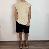 Musculosa blanca con estampado en el frente y sisas amplias.