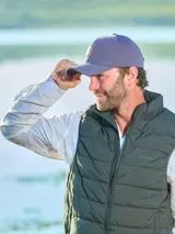 Gorra de gabardina color gris con visera curva y aplique de cuero con logo en el frente. Ajuste trasero con hebilla metálica.