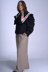 Camisa color crema con cuello Claudine y bordado de crochet multicolor.