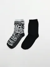 Pack de 2 medias: una con estampado de animal print en blanco y negro, y otra negra, de algodón.