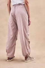 Pantalón de corte recto y tiro medio, de material ligero y de secado rápido.