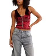 Top corto de terciopelo color rojo oscuro, con escote en V profundo y tirantes anchos. Presenta una banda de encaje floral en el bajo busto.