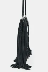 Bolso mini bandolera de serraje negro con flecos en el cuerpo, asa de hombro y bandolera extraíbles, doble bolsillo interior y cierre con cremallera.