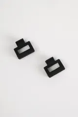 Pack de dos pinzas negras para el pelo, de diseño minimalista.