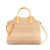 Cartera tipo shopper color beige con diseño tejido calado y logo XL en el centro. Tiene doble asa corta y correa larga regulable extraíble.
