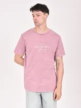 Remera negra con estampa rectangular con diseño abstracto de líneas blancas y texto "Break All The Rules New York City".