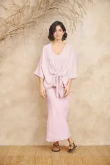 Pollera midi evasé color marrón confeccionada en lino natural con elástico en la cintura.