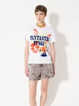 Remera blanca de algodón pima con estampado de hongos y texto en azul y naranja.