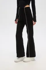 Pantalón negro de viscosa, corte ajustado y cintura alta, con línea vertical blanca a lo largo de la pierna.