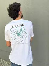 Camiseta negra de manga corta con estampado en la espalda del logo de Brixton y una flor de hibisco.