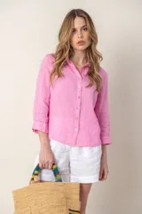 Camisa blanca de lino con cuello clásico, abotonada al frente y mangas 3/4 con puños.