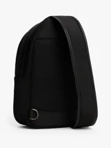 Bandolera Tommy Hilfiger negra de poliéster reciclado, con correa ajustable y logo metálico en el frente.
