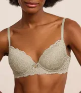 Soutien femenino modelo base con relleno hueco, confeccionado en encaje rústico. Posee tirantes finos ajustables y un pequeño lazo con medalla aplicada en el centro.