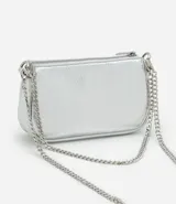 Cartera baguette pequeña de PU metalizado plateado, con correa de hombro de cadena.