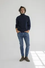 Sweater color marrón claro de punto con cuello alto.