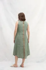 Vestido midi negro de lino, corte recto, sin mangas y con escote redondo.