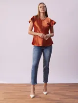 Blusa color naranja óxido de satén, marca Alex & Lili. Manga corta amplia con volados. Corte bajo el busto. Espalda con abertura ojal y botón.