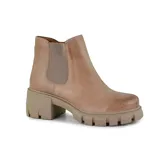 Bota corta color beige de cuero, con elástico lateral, caña baja y suela track con taco ancho.