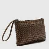 Clutch plateado tejido con asa de mano.