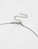 Cadena plateada de acero quirúrgico con dije de letra "B" con strass incrustados.