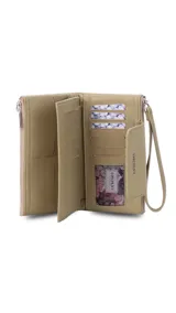 Billetera larga color camel, con textura símil cuero, cierre de broche en solapa frontal y correa de mano desmontable.