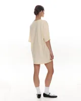 Remerón color crema de corte holgado con estampa de vaca corriendo.