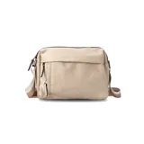 Bandolera color beige con correa de galón a tono, dos bolsillos frontales con cierre y uno dorsal. Su bolsillo principal incluye reparticiones internas.