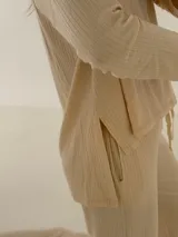 Remerón blanco de manga larga confeccionado en morley y viscosa.