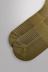 Calcetines deportivos color verde oliva con estructura compacta y elástica, terminación en ribete y una franja gris en la parte superior.