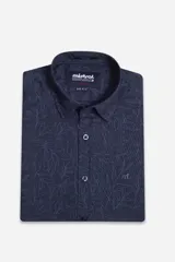 Camisa de hombre de manga corta con estampado de hojas en azul marino. Corte slim, cuello clásico y cartera abotonada.