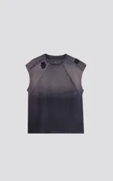 Remera negra sin mangas con efecto degradado y roturas en los hombros, de corte oversize.