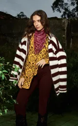 Cárdigan tejido a mano en Uruguay con 100% mohair, con cierre delantero y cuello solapa tipo polerón.