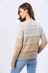 Buzo tejido de manga larga con cuello redondo y diseño de rayas horizontales en tonos pastel: gris claro, rosa pálido, lila y beige.