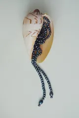 Collar de perlas negras con cierre plateado.