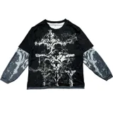 Remera de manga larga con efecto doble capa. La capa superior es negra con un gran estampado gótico/barroco en blanco y gris que simula una cruz. Las mangas son de una tela gris con estampado marmolado o abstracto.