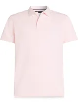 Chomba Tommy Hilfiger de corte regular color rosa claro, con cuello clásico, tapeta de dos botones y logo bordado en el pecho. Confeccionada en algodón orgánico y elastano.