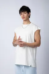 Musculosa blanca de algodón con corte estilo sudadera y sisas amplias.