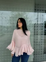 Blusa color gris con volados en las mangas y en el ruedo.