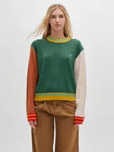 Sweater de algodón color rojo con tejido de ochos y puños a rayas en azul, de corte clásico.