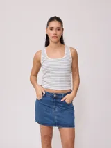 Musculosa a rayas horizontales verdes y blancas, de corte ajustado y breteles anchos.