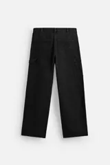 Pantalón de jean negro, corte relaxed fit, con bolsillos frontales y traseros tipo parche, tira multifunción y bolsillo tipo parche en las piernas. Tiene efecto lavado y cierre frontal con cremallera y botón.