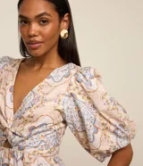 Vestido corto evasê confeccionado en tricolina con estampado abstracto de flores y líneas. Tiene escote corazón y mangas abullonadas.