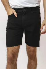 Bermuda de gabardina color negro, corte recto y largo a la rodilla.