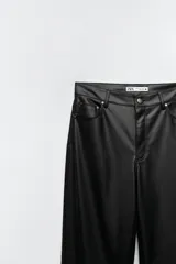 Pantalón de cuero sintético color marrón, de tiro alto, corte recto y terminación bootcut.