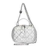 Cartera bandolera plateada con diseño acolchado, confeccionada en cuero sintético. Tiene doble cierre superior, asa de mano fija y correa de cadena ajustable.