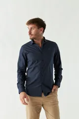 Camisa de vestir azul marino, de corte slim fit, manga larga y cuello clásico. Confeccionada en algodón y con logo bordado en el pecho.