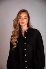Camisa color beige de muselina con bordado en la parte delantera y manga globo con puño.